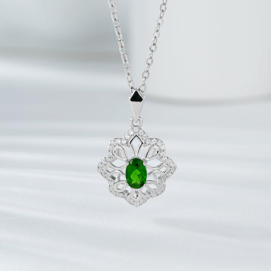 Collar Colgante Diopside Verde de Alta Calidad - Diseño Hueco Estrella Ocho