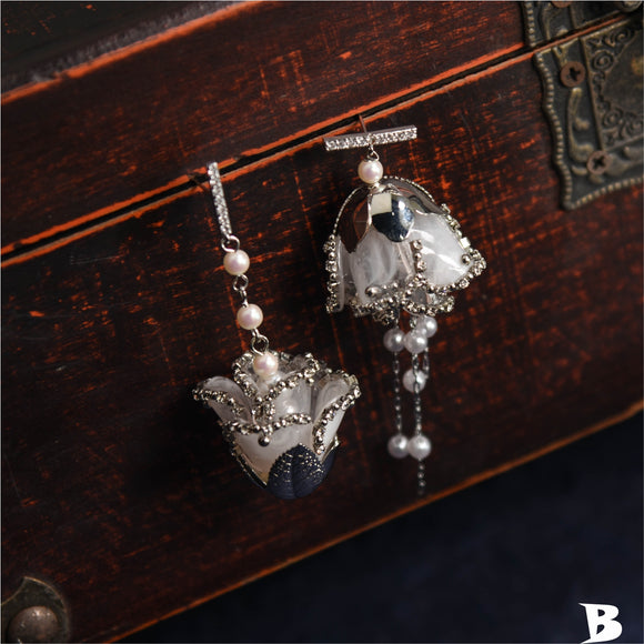 Aretes de Resina Camelia Hechos a Mano - Diseño Artesanal Exclusivo