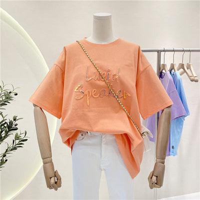 Playera Suelta para Mujer con Diseño de Letras Doradas - Image 4