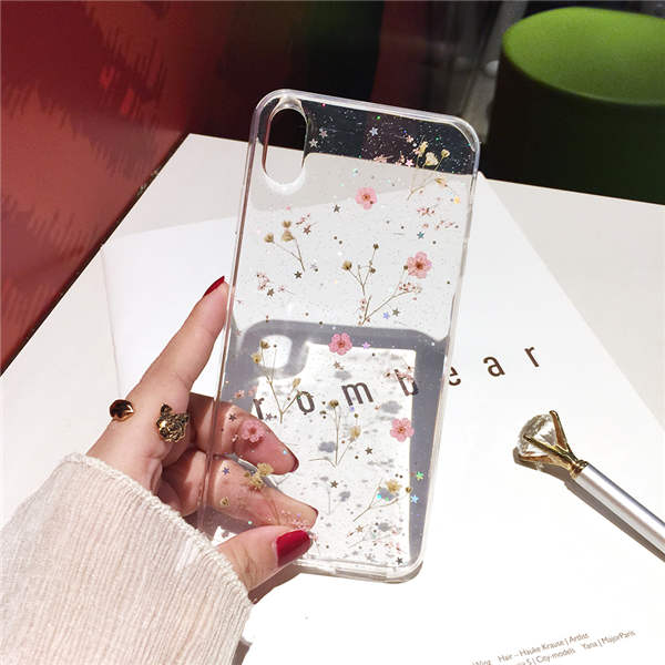 Funda para celular con flores secas en resina epoxi