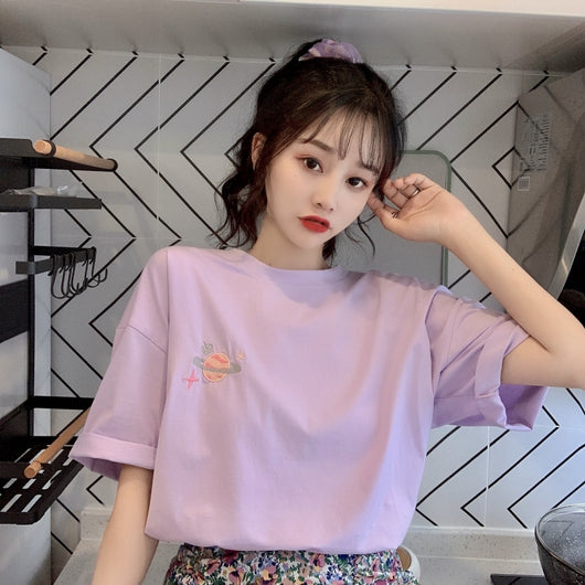 Playera Suelta con Estampado Bordado de Manga Corta - Image 14