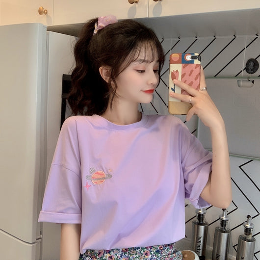 Playera Suelta con Estampado Bordado de Manga Corta - Image 16