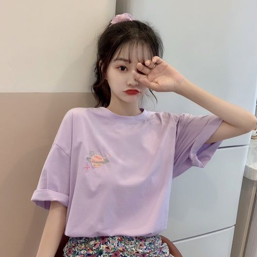 Playera Suelta con Estampado Bordado de Manga Corta - Image 17