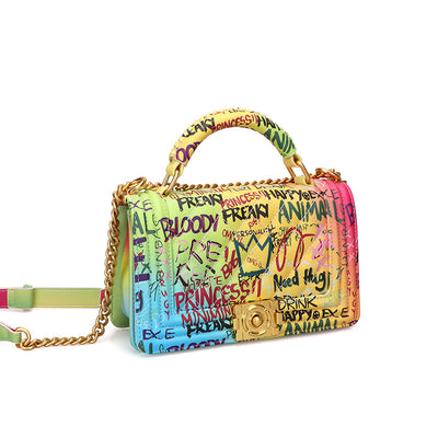 Bolso de Mano Elegante con Cadena Rombo y Diseño Graffiti - Image 5