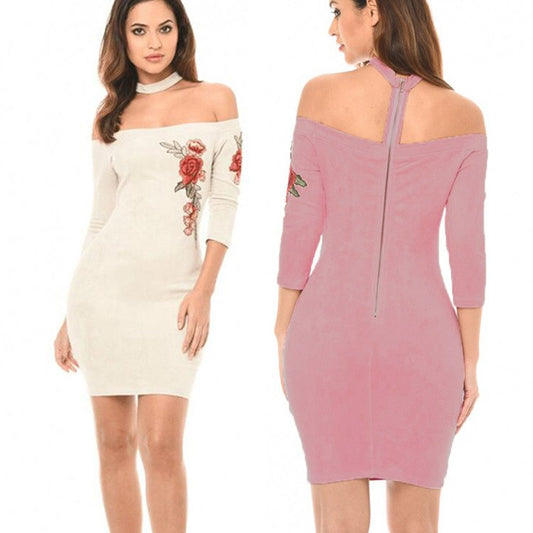Vestido Corto de Gamuza con Cuello Choker y Hombros Descubiertos con Bordado de Rosas