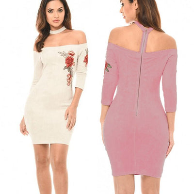 Vestido Corto de Gamuza con Cuello Choker y Hombros Descubiertos con Bordado de Rosas