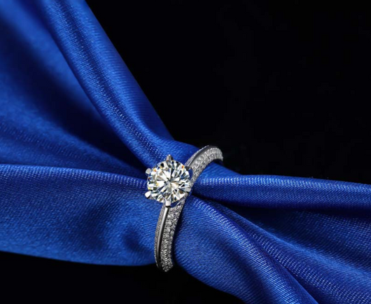 Anillo de Lujo con Seis Garras y Diamantes Pavé - Image 4