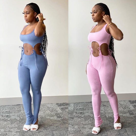 Pantalón deportivo con cortes y cordones ajustables