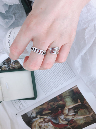 Anillo Cruzado de Estilo Hong Kong - Diseño Geométrico Minimalista - Image 3