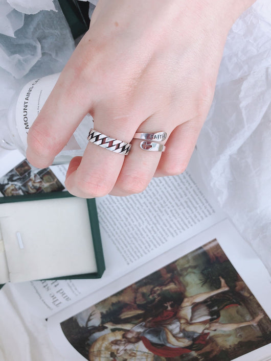 Anillo Cruzado de Estilo Hong Kong - Diseño Geométrico Minimalista - Image 3