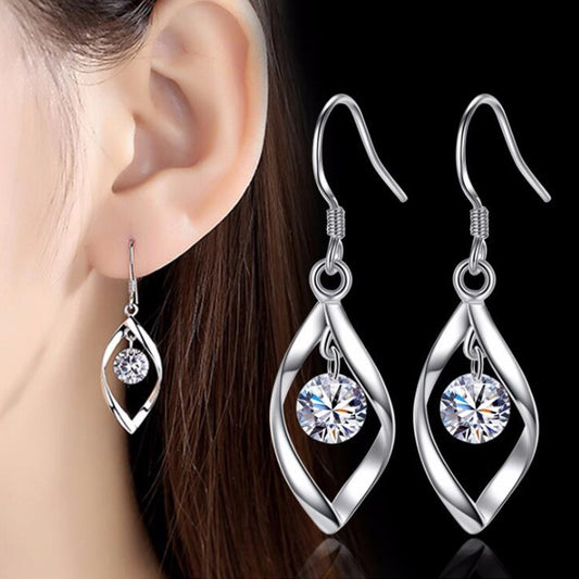 Aretes de Plata Esterlina Retorcida con Diamante