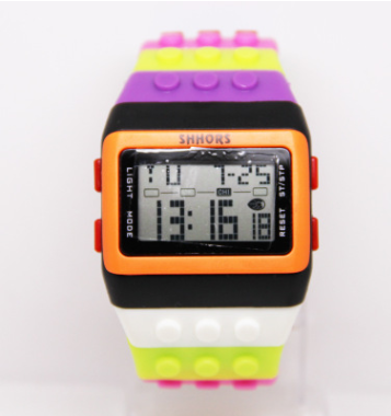 Reloj Digital con Diseño de Bloques de Construcción - Image 8