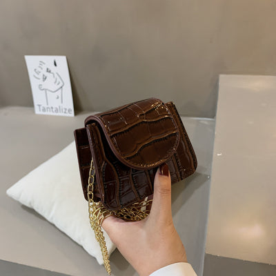 Bolsa Bandolera de Cuero Texturizado con Cadena Versátil - Image 4