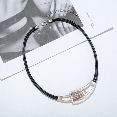Collar Geométrico de Aleación Rectangular - Image 2