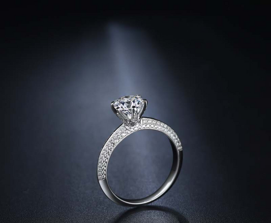 Anillo de Lujo con Seis Garras y Diamantes Pavé - Image 2