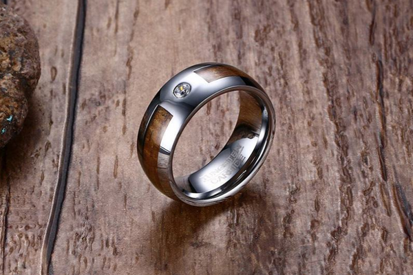 Anillo de Tungsteno y Oro con Incrustaciones de Madera y Circonio