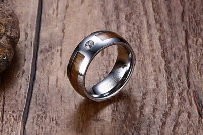 Anillo de Tungsteno y Oro con Incrustaciones de Madera y Circonio - Image 2