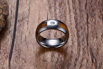 Anillo de Tungsteno y Oro con Incrustaciones de Madera y Circonio - Image 3