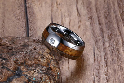 Anillo de Tungsteno y Oro con Incrustaciones de Madera y Circonio - Image 5