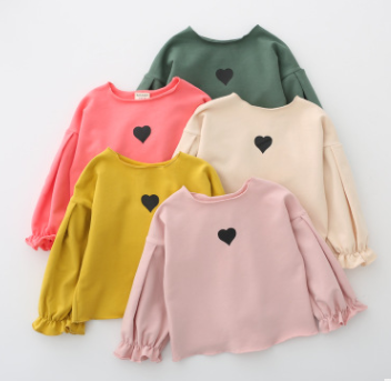 Blusa Infantil Coreana con Mangas Voluminosas y Estampado de Amor - Image 4