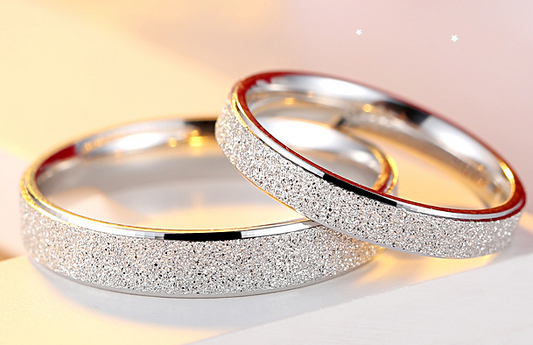 Anillo de Pareja Minimalista Plateado con Acabado Mate - Diseño Coreano Romántico