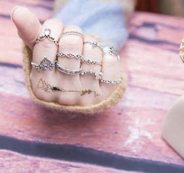 Juego de 10 Anillos de Diamante Púrpura con Diseño Hueco Retorcido y Corona - Image 3