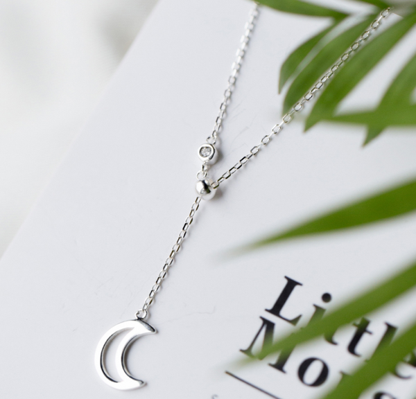 Collar Colgante Luna - Joya Elegante y Versátil