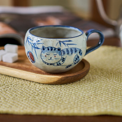 Taza de Café Artesanal de Porcelana Azul y Blanco con Diseño de Gato - Image 5