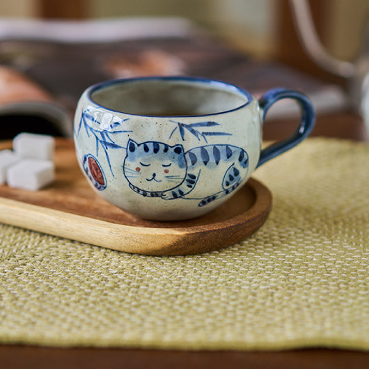 Taza de Café Artesanal de Porcelana Azul y Blanco con Diseño de Gato - Image 5