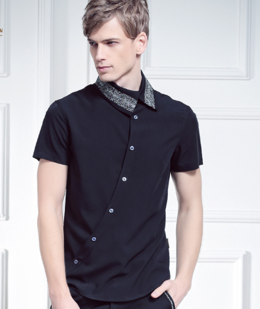 Camisa con Cuello Oblicuo y Bordado Irregular