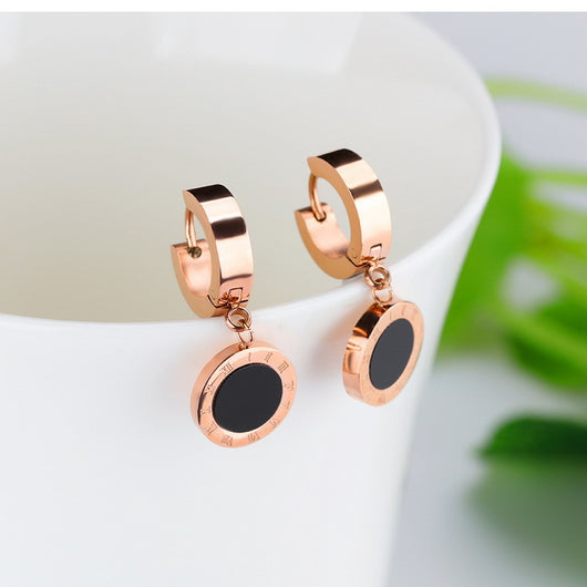 Aretes Minimalistas con Números Romanos en Círculo - Image 5