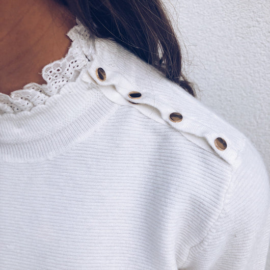 Blusa de Encaje con Cuello Redondo y Diseño de Hebillas en Hombros - Image 3