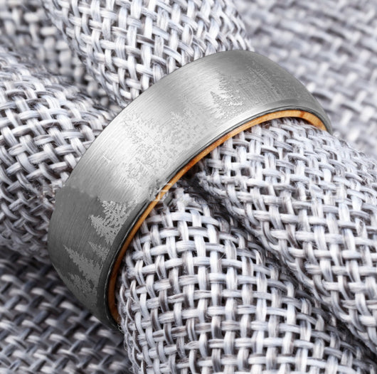 Anillo de Tungsteno Pulido con Incrustación de Madera de Pino - Image 4