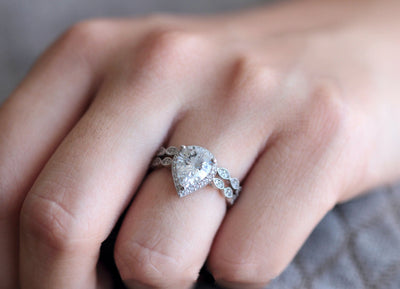 Anillo de Circonita con Incrustaciones en Forma de Gota de Agua - Image 4
