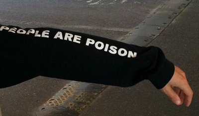 Sudadera Gráfica People Are Poison - Image 3