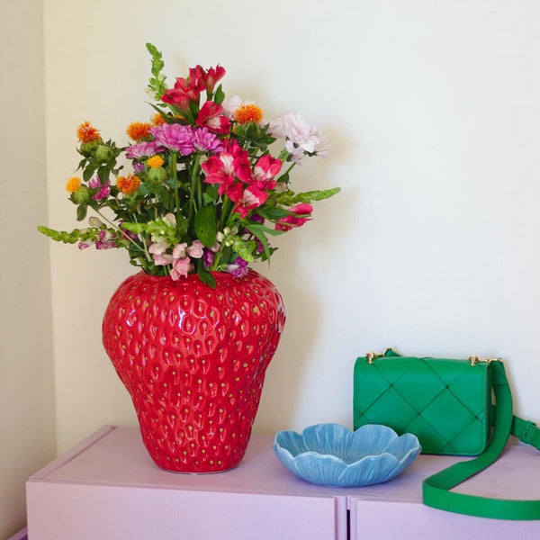 Florero de Cerámica Artesanal con Diseño de Fresa