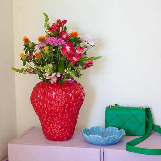 Florero de Cerámica Artesanal con Diseño de Fresa
