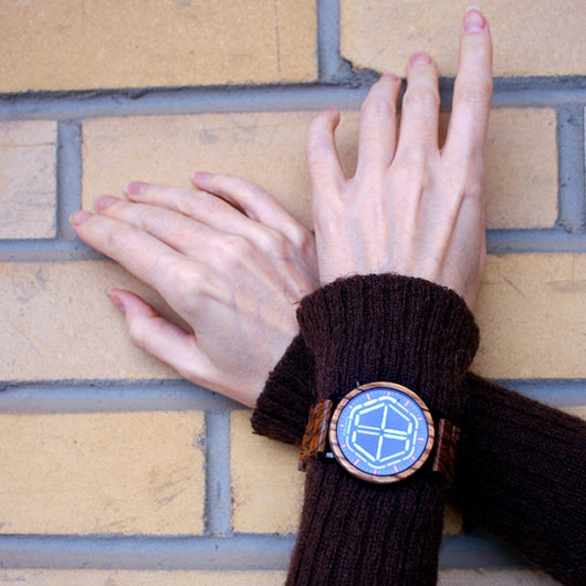 Reloj Digital Inteligente con Pantalla LED de Bambú y Visión Nocturna - Image 5