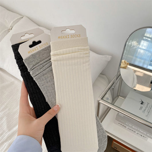 Calcetines Blancos para Mujer con Rayas Hundidas y Diseño Acanalado - Image 3