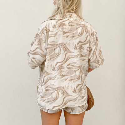 Conjunto Elegante de Blusa Estampada y Short para Mujer - Image 2
