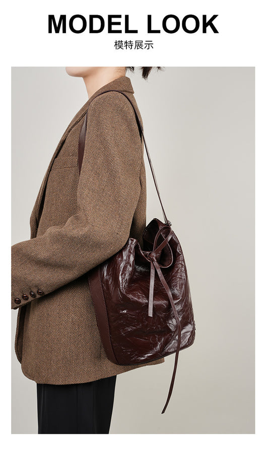 Bolso Bucket de Cuero con Patrón Texturizado y Asa Cruzada - Image 9