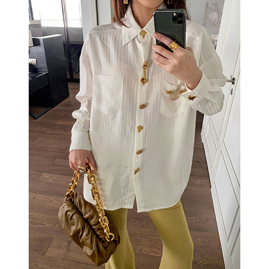 Blusa Blanca con Rayas y Logo Dorado en Acetato Imitación - Image 8