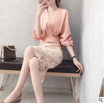 Conjunto Elegante Dos Piezas: Blusa de Encaje y Falda Midi con Aroma de Lujo