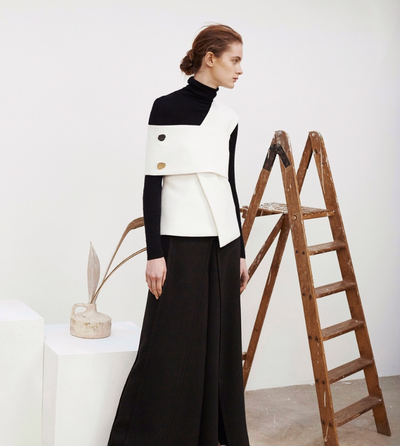 Blusa Asimétrica Blanca y Negra de Dos Botones - Versátil para Capas y Uso Exterior - Image 3