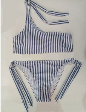 Bikini Azul a Rayas con Tirante Inclinado y Diseño Dividido - Image 4