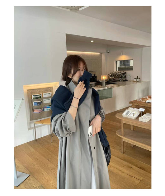 Gabardina Larga de Cuello Alto con Diseño Versátil y Elegancia Contemporánea - Image 19