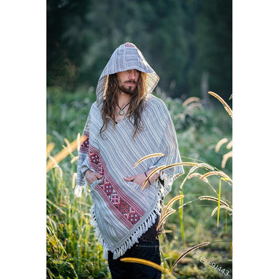Poncho Étnico con Capucha y Flecos - Abrigo Versátil para Hombre - Image 10