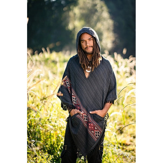 Poncho Étnico con Capucha y Flecos - Abrigo Versátil para Hombre - Image 4