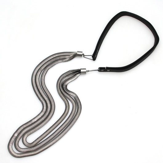 Collar de Cadenas Multicapas en Cuero con Dije Statement - Joyería Elegante para Mujer - Image 10