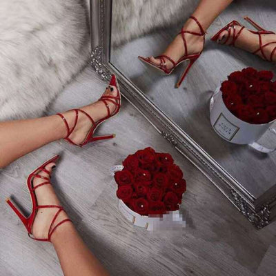 Tacones Stiletto Punta Afilada con Tiras Cruzadas